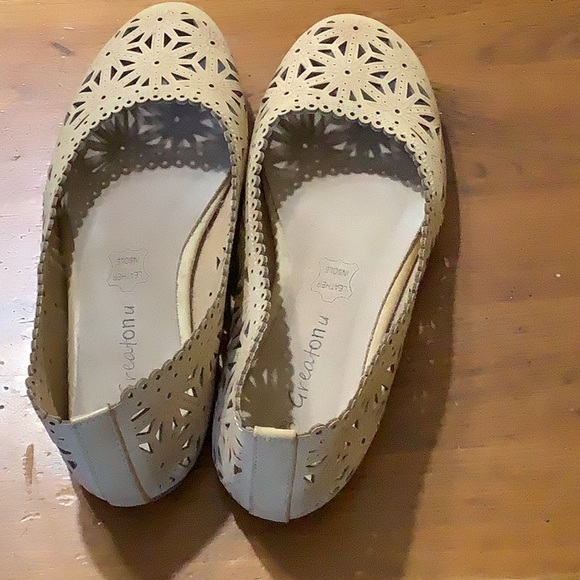 Beige flats. Size 39 or 8.  Leather.  Very little wear. - Picture 3 of 4